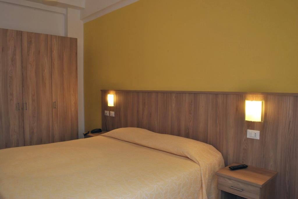 Hotel Bristol Laigueglia Habitación foto