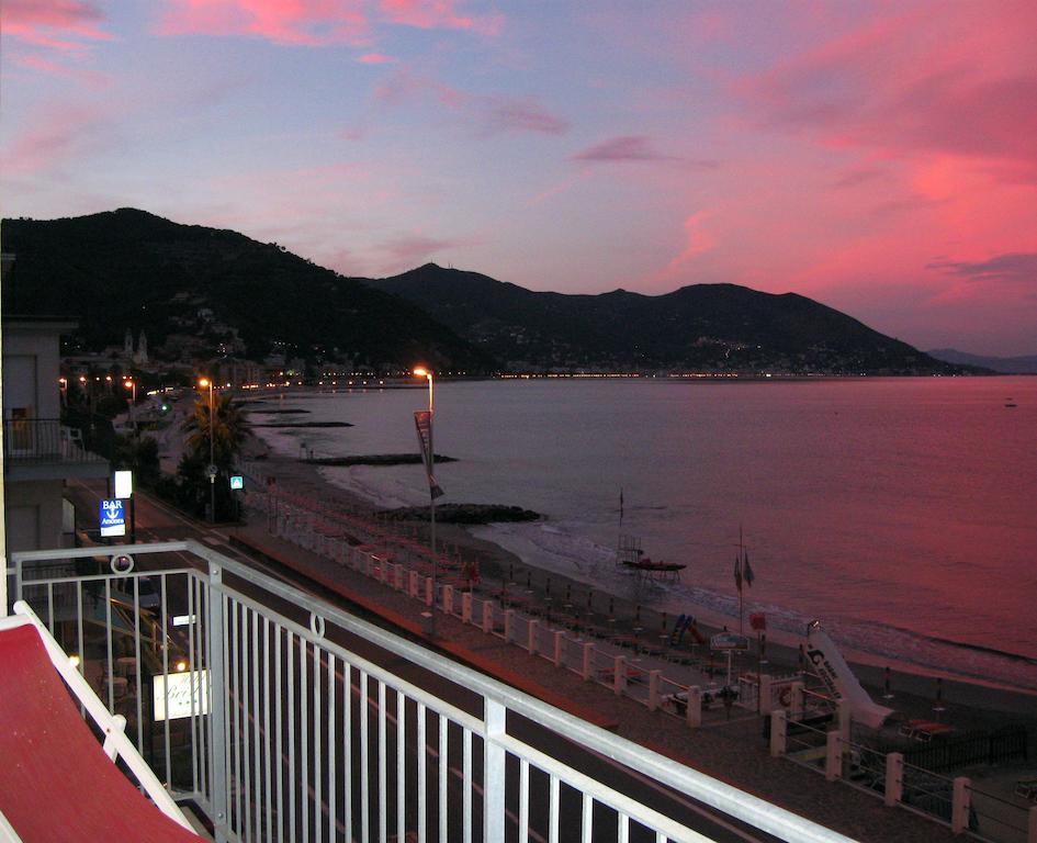 Hotel Bristol Laigueglia Habitación foto