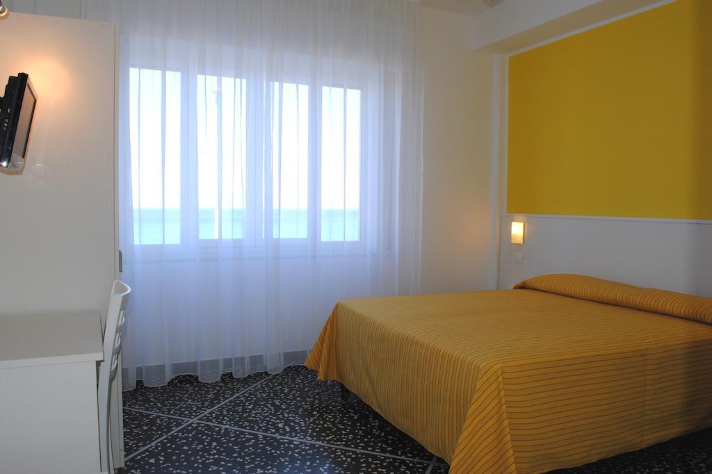 Hotel Bristol Laigueglia Habitación foto
